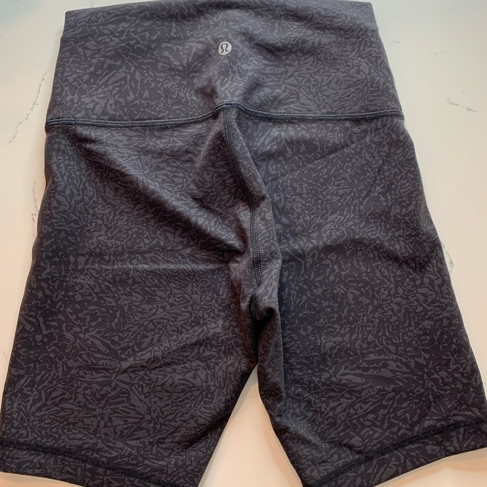 Lululemon Wunder Train High-Rise Short 8" size 6 color black/ gray